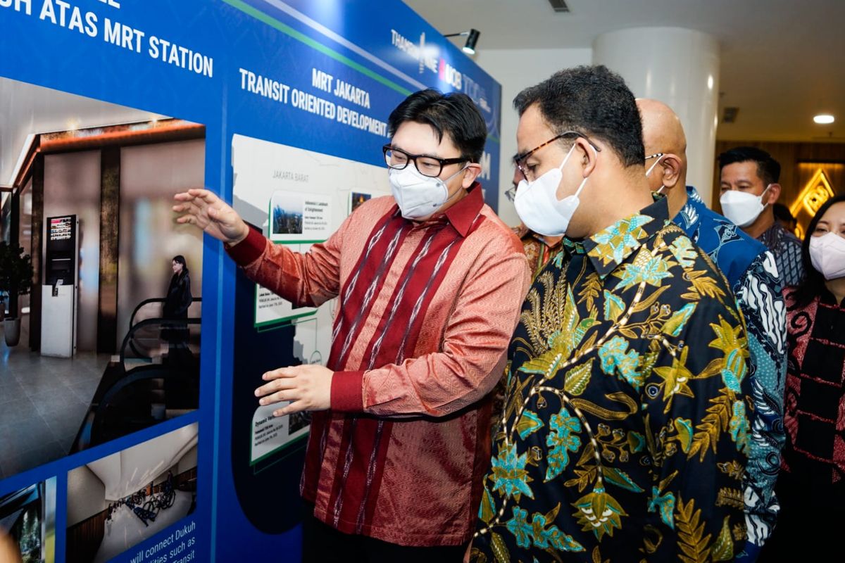 Presiden Direktur PT Putragaya Wahana Alvin Gozali bersama Gubernur DKI Jakarta Anies Baswedan saat peletakan batu pertami pembangunan terowongan interkoneksi kompleks Thamrin Nine-UOB-Stasiun Dukuh Atas BNI, Kamis (7/7/2022).