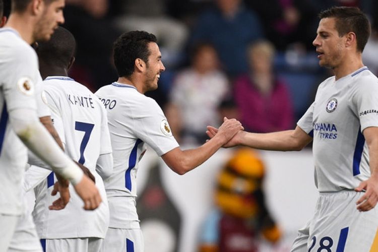 Pemain Chelsea, Cesar Azpilicueta (kanan) dan Pedro Rodriguez, merayakan gol yang dicetak ke gawang Burnley dalam laga Liga Inggris di Stadion Turf Moor, Burnley pada 19 April 2018.