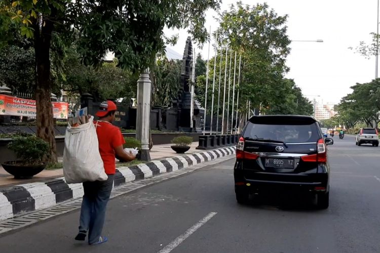 Warga pembawa karung di Jalan Pahlawan Semarang.