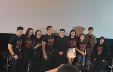 Sejumlah pemain dan produser serta penulis skenario film horor Sosok Ketiga saat jumpa pers di kawasan Thamrin, Jakarta Pusat, Kamis (13/4/2022).
