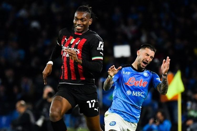 Penyerang sayap AC Milan, Rafael Leao (kanan), coba diadang oleh striker Napoli, Matteo Politano, dalam laga pekan ke-28 Liga Italia Serie A 2022-2023 yang digelar di Stadion Diego Armando Maradona, Naples, pada Minggu (2/4/2023) malam waktu setempat. (Foto oleh Tiziana FABI / AFP)