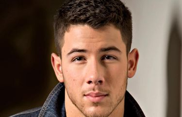 Nick Jonas, gaya rambut pria yang cocok untuk pemilik wajah berbentuk hati