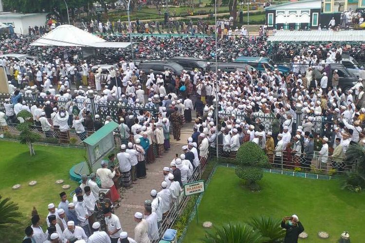 Suasana pelayat yang datang saat pemakaman Habib Hasan Assegaf di Masjid Jami Al-Anwar Kota Pasuruan, Minggu (27/12/2020).