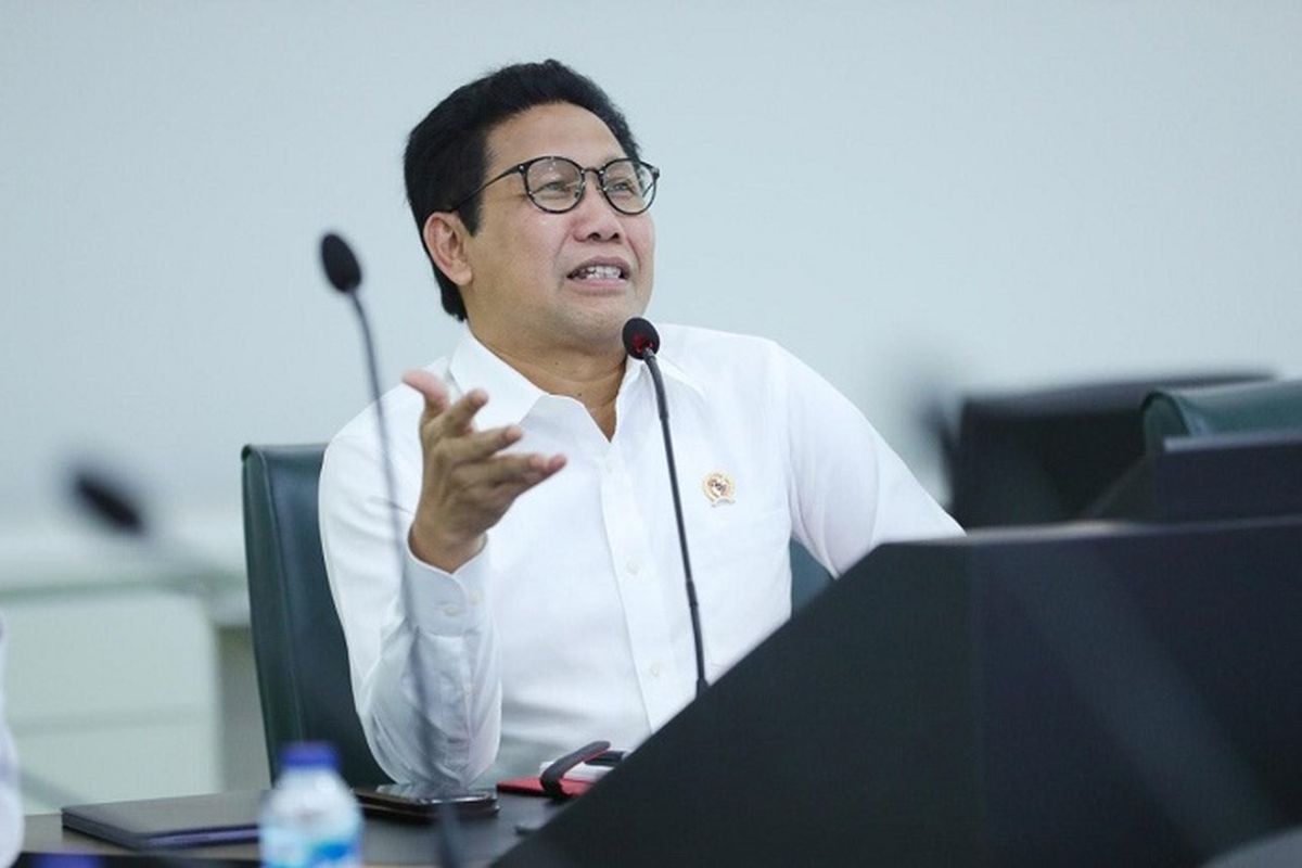 Mendes PDTT Abdul Halim Iskandar saat berkomunikasi telekonferensi bersama Bupati Majalengka dan sejumlah Kepala Desa (Kades) yang ada di Majalengka di Ruang Kendali, Kantor Kemendes PDTT, Senin (9/3/2020).