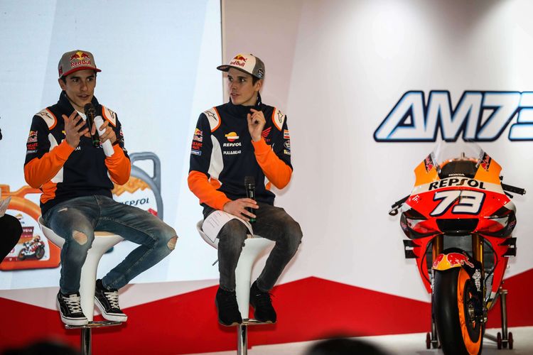 Tim MotoGP, Repsol Honda, Marc Marquez dan Alex Marquez saat acara Repsol Lubricant Show di Hotel Shangri-La, Jakarta, Rabu (5/2/2020). Repsol Honda memperkenalkan kakak beradik Marc dan Alex Marquez sebagai pebalap mereka untuk MotoGP 2020.