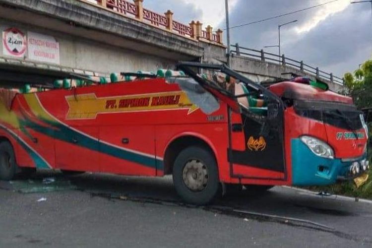 Atap bus lepas setelah melewati jembatan di Padang Panjang