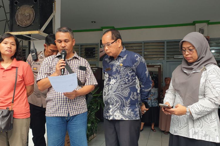Bangun Sitohang, orangtua siswa, saat membacakan surat kesepakatan dengan pihak SMK Negeri 10 Medan terkait gagalnya ratusan siswa mendaftar ke SNBP karena masalah penginputan data di lapangan basket SMK Negeri 10 Medan pada Kamis (6/2/2025). 