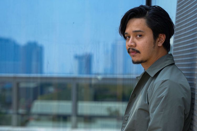 Artis peran Derby Romero berpose saat berkunjung ke Menara Kompas, Palmerah, Jakarta, Kamis (24/8/2023), untuk promo film ''Petualangan Sherina 2''.