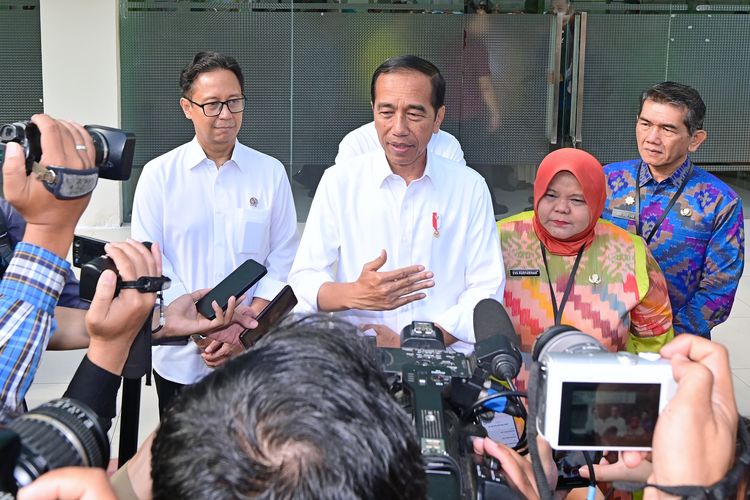 Presiden Joko Widodo memberikan keterangan pers usai meninjau Rumah Sakit Umum Daerah (RSUD) Sultan Syarif Mohamad Alkadrie di Kota Pontianak, Kalimantan Barat, Kamis (21/3/2024). 