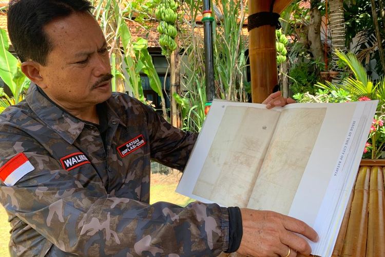 Wali Kota Madiun, Maidi menunjukkan salah satu bagian peta yang ada didalam buku berjudul Great Book Of Dutch Maps yang berisi tentang peta-peta lama di era penjajah Belanda selama lima abad. Buku itu diperoleh Maidi saat berkunjung ke negara kincir angin pekan lalu untuk menelisik peta lama tata kota Madiun di jaman penjajah Belanda.