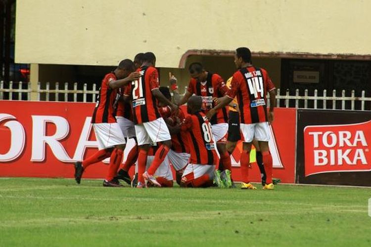 Para pemain Persipura Jayapura merayakan gol ke gawang Semen Padang pada lanjutan TSC 2016 di Stadion Mandala, Sabtu (17/9/2016).