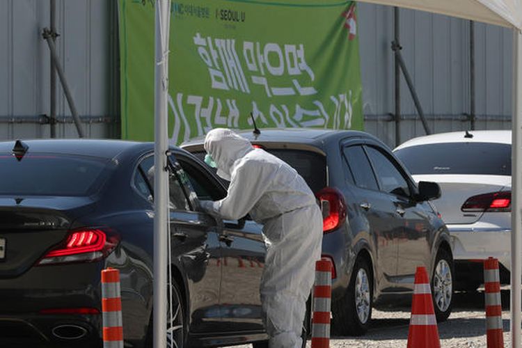 Antrean para pengendara mobil yang melakukan tes virus corona drive-thru di Seoul, Korea Selatan, Senin (16/3/2020).