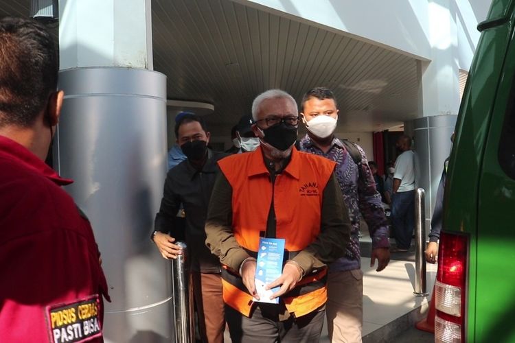 Tiba di bandara Pattimura Ambon, terdakwa suap dan gratifikasi, mantan Bupati Buru Selatan Tagop Sudarsono Soulissa langsung dibawa petugas ke mobil tahanan menuju Rutan Kelas II A Ambon, Rabu (8/6/2022)