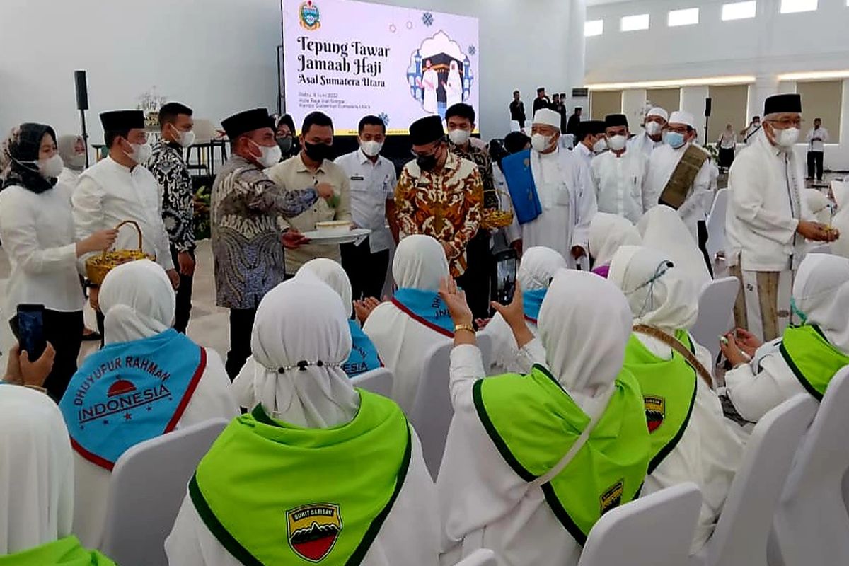 Gubernur Sumut Edy Rahmayadi menepungtawari jemaah haji asal Sumut di Aula Raja Inal Siregar, Rabu (8/6/2022)