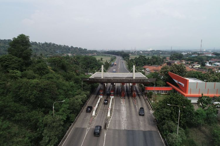 Gerbang tol Merak, Banten, Selasa (21/5/2019). Pekerjaan pelebaran jalan di ruas tol Tangerang - Merak dimulai dari KM 39 hingga KM 51 dan dijadwalkan rampung pada September 2019 merupakan titia Irawan kemacetan saat mudik lebaran.