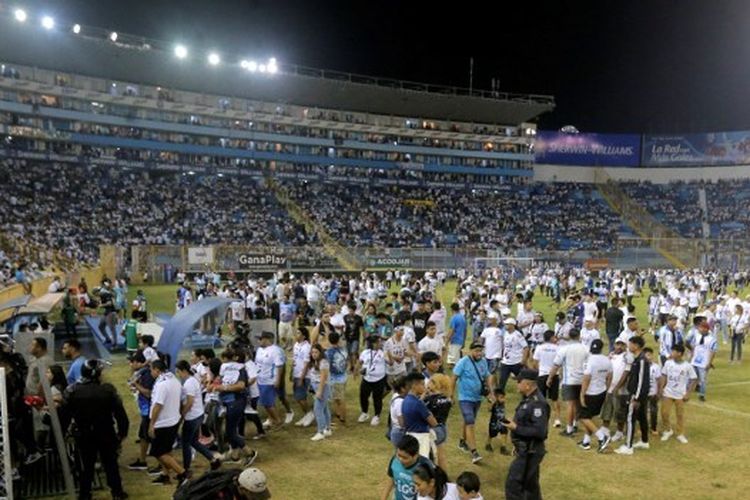 Para suporter tengah dibantu menyusul kerusuhan yang terjadi dalam pertandingan Alianza FC vs Deportivo FAS di Stadion Cuscatlan di San Salvador pada 20 Mei 2023. Sembilan orang tewas di Stadion El Salvador di mana para penggemar sepak bola berkumpul untuk menonton turnamen, demikian kata polisi. (Foto oleh Milton FLORES / AFP)