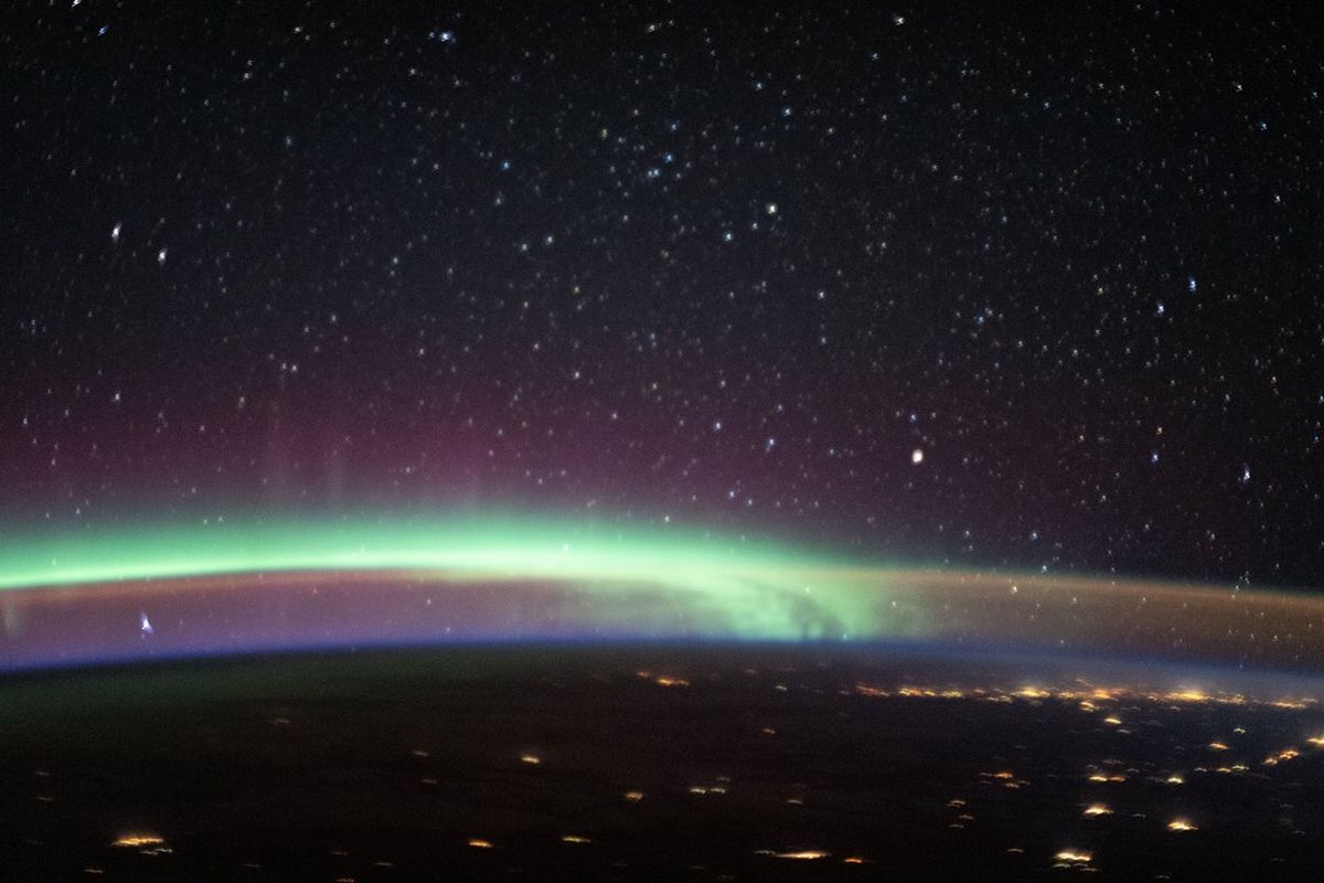 Foto ini diambil ISS pada 16 Maret 2020, menunjukkan aurora dan airglow dalam satu gambar.