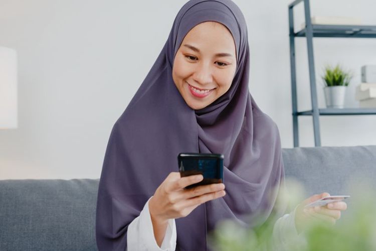 Ilustrasi seorang wanita muda pengguna bank syariah 