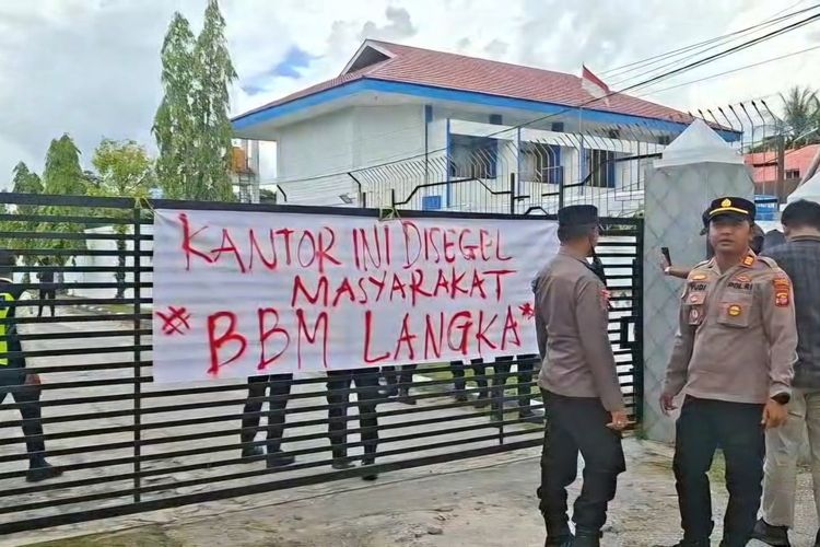 BBM Diklaim Aman Tapi Antrean Mengular, Kantor Pertamina di Palangka Raya Digeruduk Warga