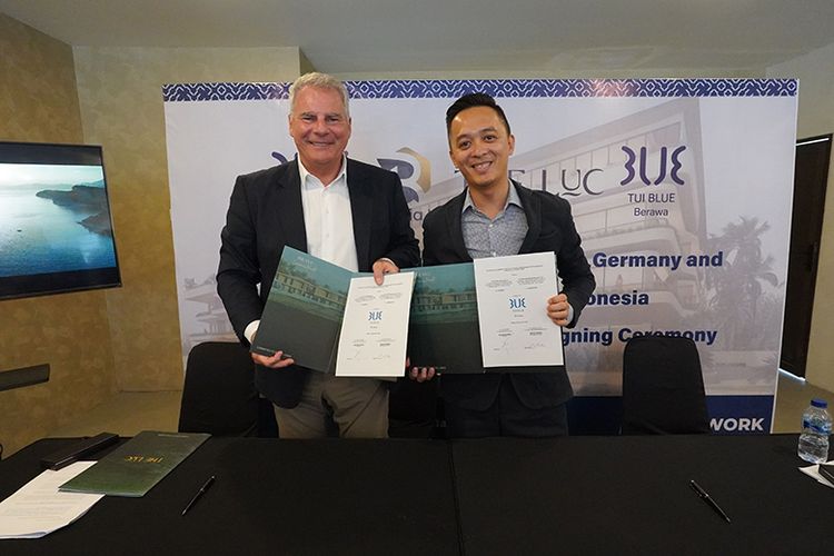 Penandatanganan Perjanjian Manajemen Hotel (HMA) oleh CEO PT Bali Ria International (The Luc) dan CEO TUI Blue Hotels Artur Gerber di kantor The Luc, Berawa, Bali, Jumat (8/12/2023). 