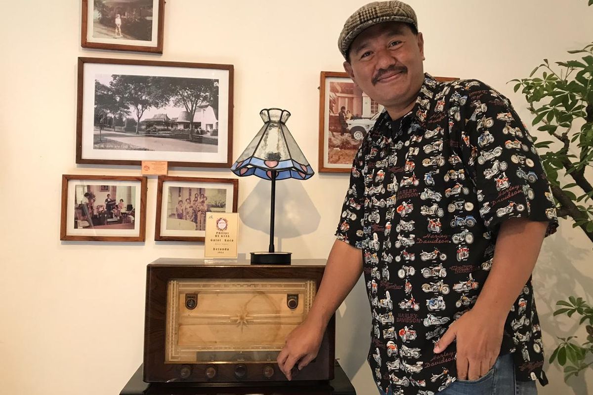 Vintage radio collector Denny Kusuma and one of his radios