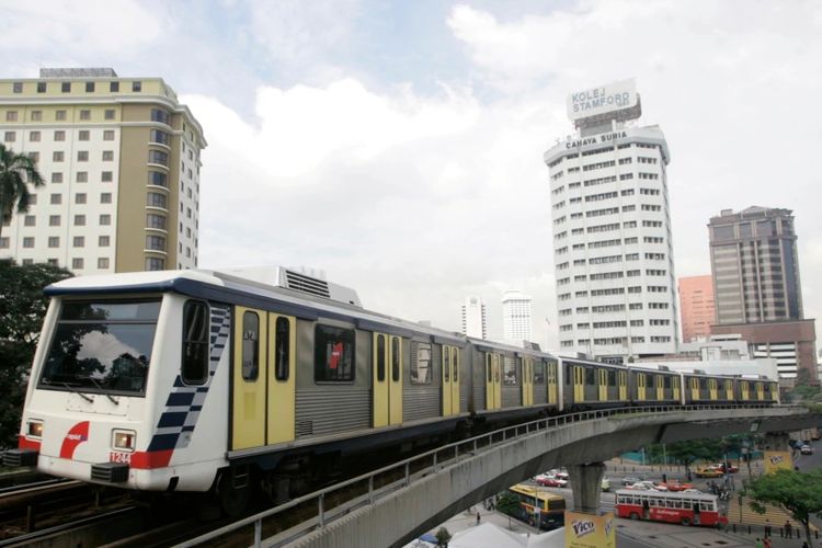 Kereta Light Rail Transit (LRT) bergerak melalui pusat kota Kuala Lumpur,15 Januari 2007.