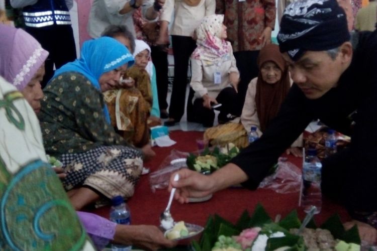 Gubernur Jateng, Ganjar Pranowo, saat melayani para manula penghuni Panti Wreda yang beralamat di Jalan Kawedanan Gang Semboja nomor 28 Kelurahan Bintoro, Kecamatan Demak, Kabupaten Demak, Jateng,  Rabu (15/3/2017) siang.