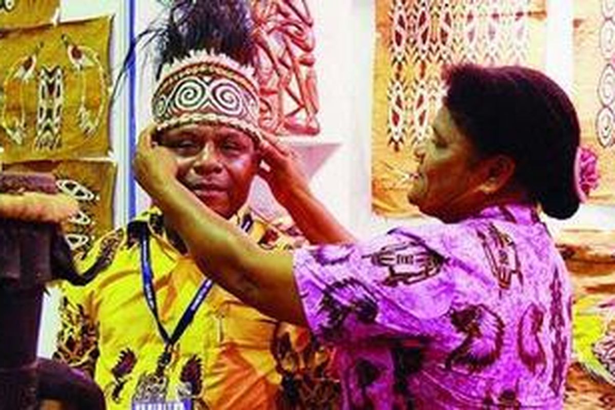 Perajin kulit kayu dari Pulau Asei Besar ketika mengikuti pameran di Jakarta Convention Center pertengahan Maret 2012.