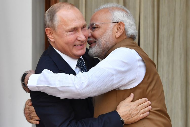 Perdana Menteri India Narendra Modi (kanan) berpelukan dengan Presiden Rusia Vladimir Putin saat bertemu di New Delhi Jumat (5/10/2018).