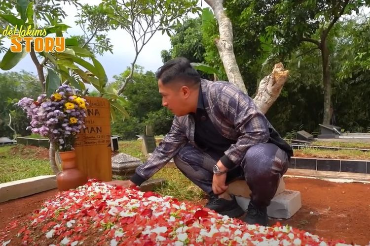Ziarah ke Makam Mpok Alpa, Irfan Hakim Menangis Sesenggukan