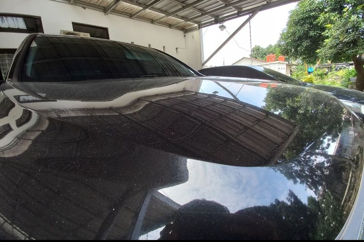 Mobil pribadi milik warga RT 10 RW 03, Depok, Pancoran Mas, Depok, diselimuti debu yang diduga berasal dari proyek bangunan PT KAI Stasiun Depok Lama pada Senin (19/12/2022).