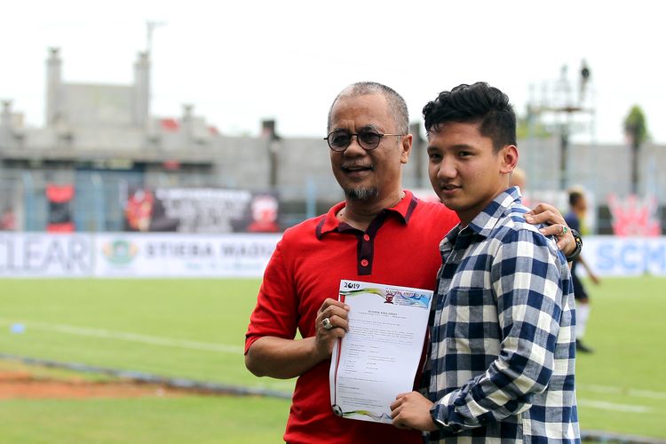 Pemain muda Madura United Syahrian Abimanyu (kanan).