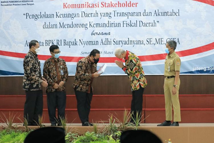 Gubernur Jawa Tengah (Jateng) Ganjar Pranowo saat memberikan laporan keuangan Pemerintah Daerah (Pemda) Jateng kepada BPK di Kantor BPK RI Perwakilan Jateng, Senin (28/3/2022).
 
