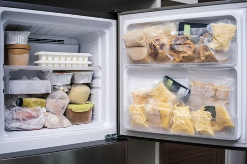 6 Bahaya Mengisi Freezer Terlalu Penuh Bahan Makanan