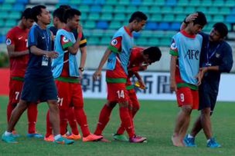Pelatih Tim Nasional Indonesia U-19, Indra Sjafri (kanan) berupaya menenangkan tim asuhannya setelah dikalahkan Australia dalam turnamen Piala AFC U-19 di Stadion Thuwunna, Yangon, Minggu (12/10/2014).