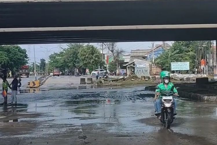 Saat warga menggunakan sepeda motor melintas di Jalan Kaligawe Semarang menuju arah Kabupaten Demak. Rabu (4/1/2023).