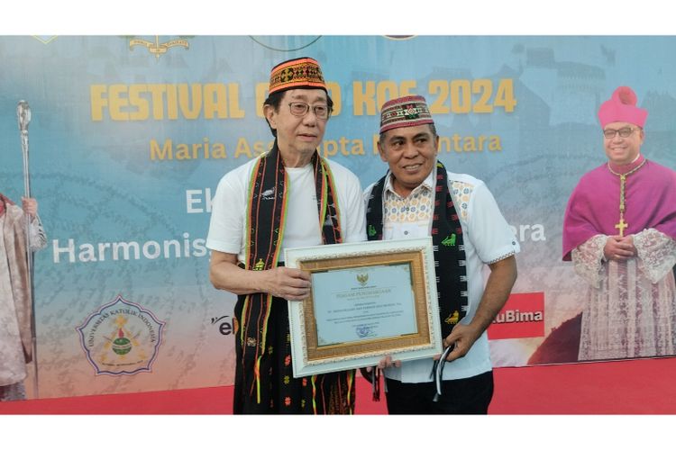 Bupati Manggarai Barat Edistasius Endi menyerahkan penghargaan kepada Direktur Sido Muncul Irwan Hidayat di puncak acara Festival Golo Koe Maria Assumpta Nusantara Labuan Bajo di Water Front City - Labuan Bajo, Kabupaten Manggarai Barat, Nusa Tenggara Timur (NTT), Sabtu (10/8/2024)