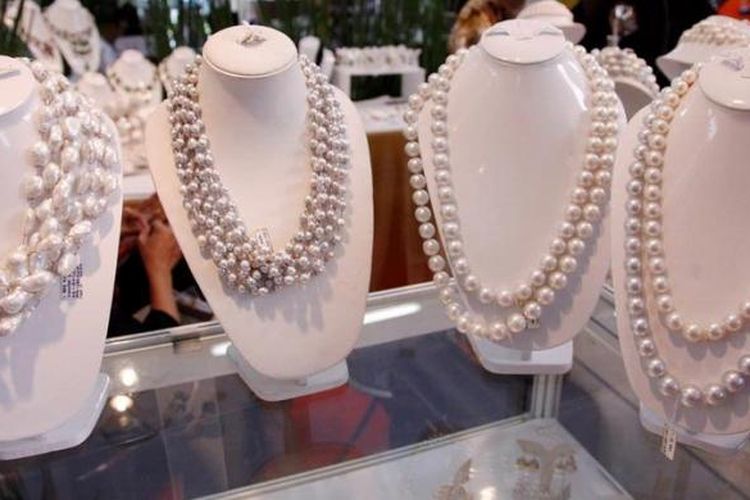 Berbagai model dan bentuk kalung mutiara dipajang untuk menarik minat pembeli dalam ajang Indonesia Pearls Festival 2012 di Balai Kartini, Jakarta, Rabu (31/10/2012). Mutiara sebagai perhiasan banyak diminati karena jenis dan bentuknya yang beragam disamping harganya yang terjangkau. Pameran akan berlangsung hingga 4 November mendatang.
 
