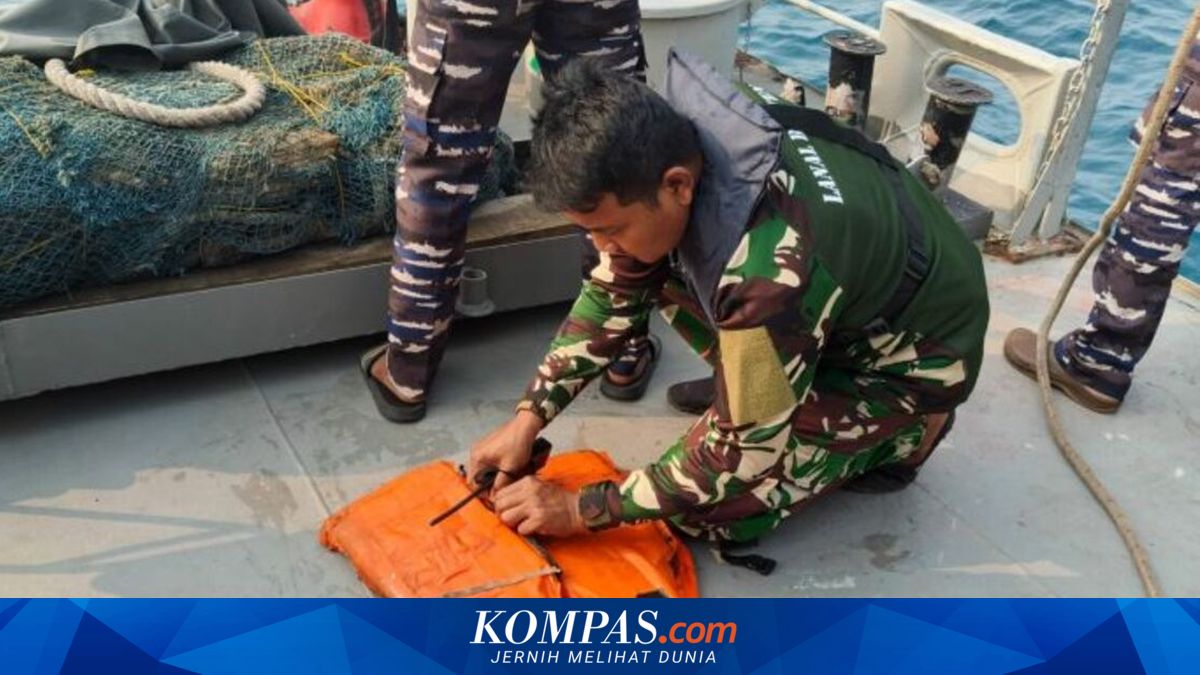 Indonesian Navy Finds Life Jacket and Bottles During Search for Missing Journalists in Sunda Strait