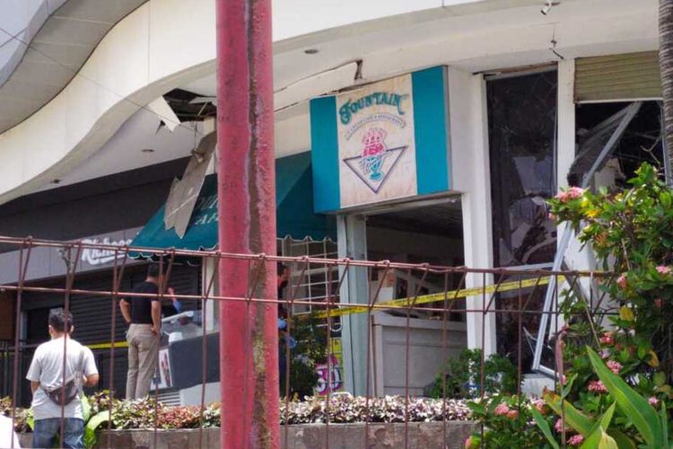 Beberapa orang melintas dan memerhatikan lokasi terjadinya ledakan di stand Recheese dan Fountain di komplek pertokoan Ramayana di Jalan Sisingamangaraja, Medan pada Rabu (25/3/2020) siang. Tim Jibom Satbrimob Polda Sumut diturunkan ke lokasi namun tidak ditemukan tanda-tanda residu bahan peledak.