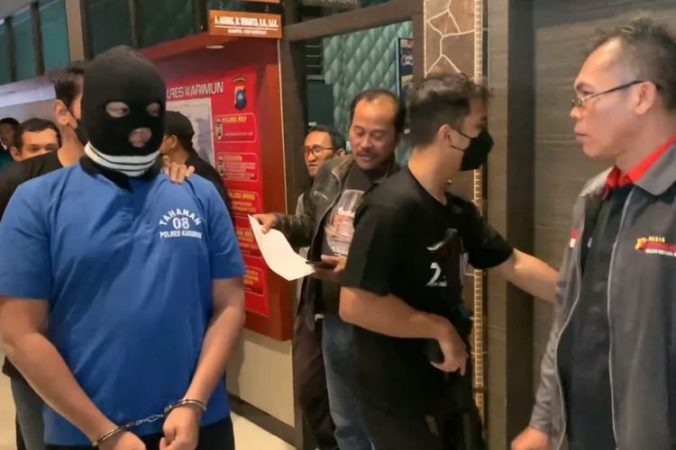 Tersangka penyelundupan 7 kilogram sabu dari Malaysia tujuan Jambi, Jumat (27/01/2023).. Pelaku ditangkap di Karimun, Kepri.
