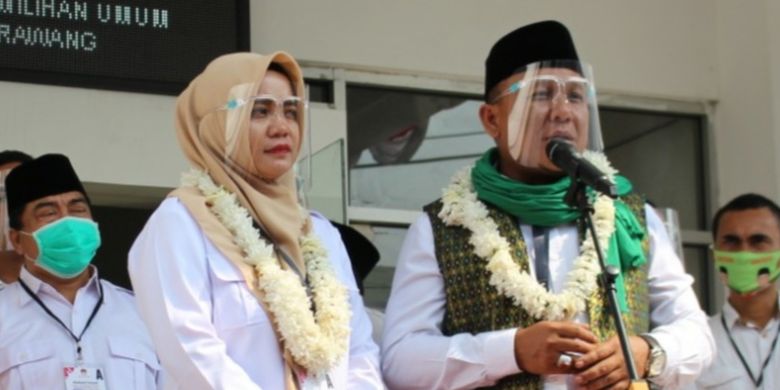 Pasangan Ahmad Zamakhsyari-Yusni Rinzani saat mendaftar sebagai Bakal Calon Bupati dan Wakil Bupati Karawang ke KPU Karawang, Minggu (6/9/2020).