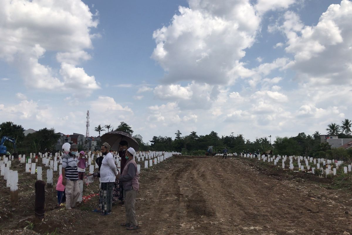 Sejumlah peziarah datang ke Taman Pemakaman Umum (TPU) Srengseng Sawah 2 khusus Covid di Jagakarsa, Jakarta Selatan pada Senin (12/4/2021) siang.