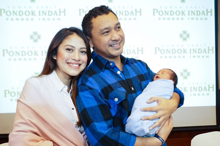 Penyanyi Giring Ganesha dan sang istri, Cynthia Riza bersama putra keempatnya Abraham Zhafir Ganesha dalam jumpa pers yang digelar di Rumah Sakit Pondok Indah, Jakarta Selatan, Selasa (29/5/2018). 