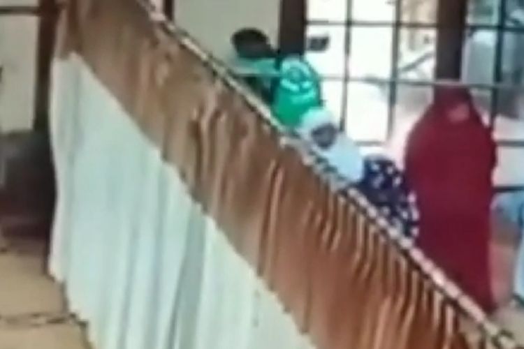 Rekaman CCTV aksi pencurian di salah satu masjid di Malang yang diduga pelakunya oknum ojek online.