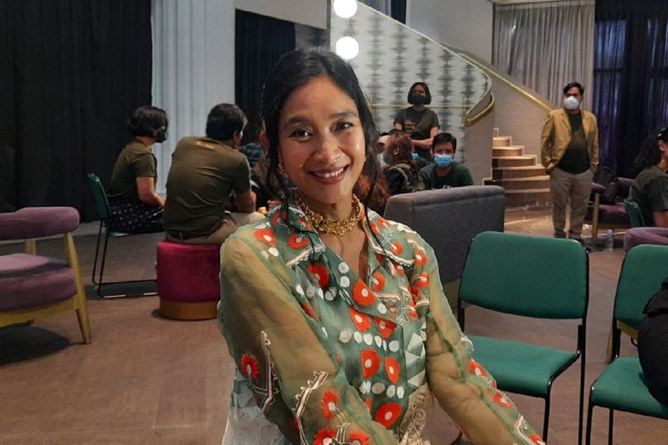 Aktris peran Happy Salma tetap mengalami kesulitan ketika harus melafalkan dialog Bahasa Sunda di film Nana (Before, Now, and Then).