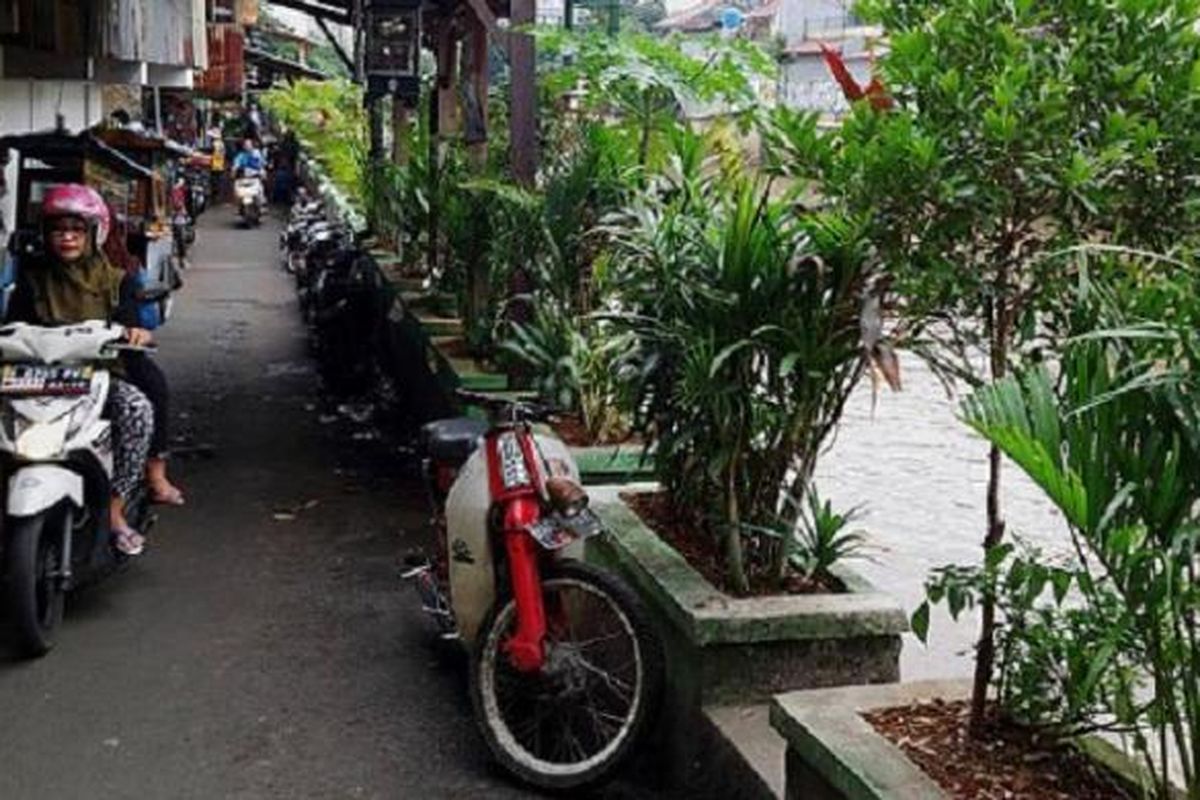 Gang di sepanjang bantaran Kali Krukut, bagian dari aliran Kali Krukut lama di Jalan Karet Pasar Baru, Kelurahan Bendungan Hilir, Jakarta Pusat, Jumat (13/1/2017), kini lebih tertata, bersih dari sampah dan nyaman.
