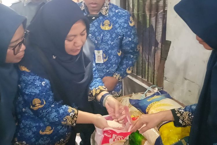 CEK BERAS—Tim Satgas Pangan Kota Madiun mengecek beras premium di Pasar Besar Kota Madiun, Jawa Timur, Kamis (17/7/2025). Pengecekan dilakukan setelah beredar banyak beras premium oplosan yang dijual di pasaran.