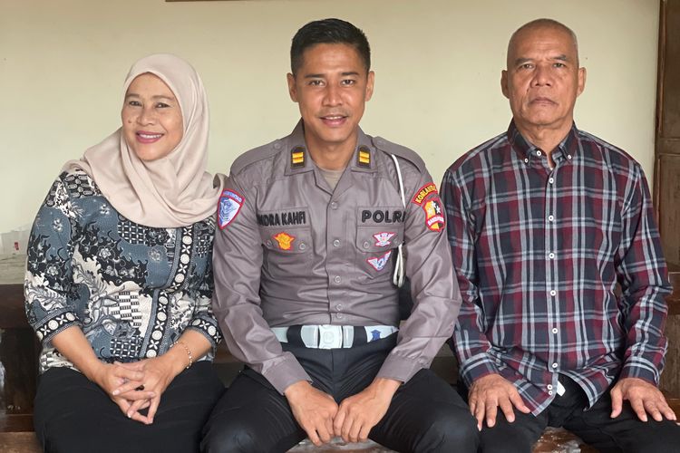 Mantan pemain Bhayangkara FC Indra Kahfi saat menggunakan seragam Polri bersama kedua orang tuanya.