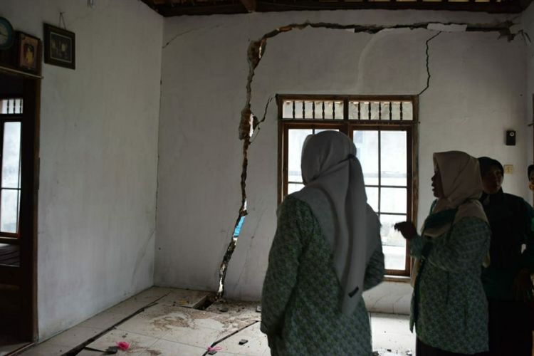 Fenomena pergerakan tanah mengakibatkan rumah rusak di Grumbul Karangpucung, Desa Darmakradenan, Kecamatan Ajibarang, Kabupaten Banyumas, Jawa Tengah,